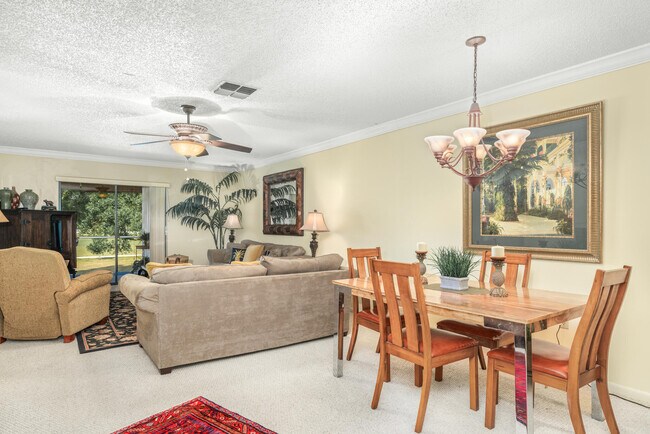 Foto del edificio - 3833 Edgewater Dr