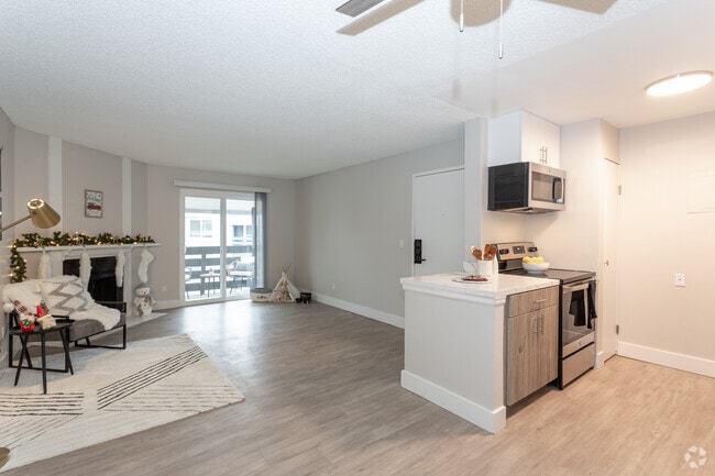 2BR , 1,5BA - 923SF - 39 North