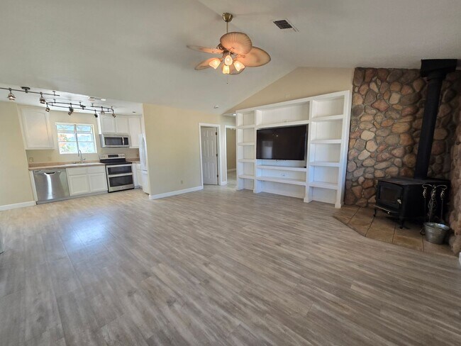 Building Photo - Spacious 3 bed on Fully Fenced 2 acres
