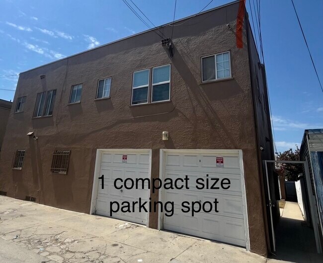 Plaza de aparcamiento para un coche pequeño y compacto. - 1046 Saint Louis Ave