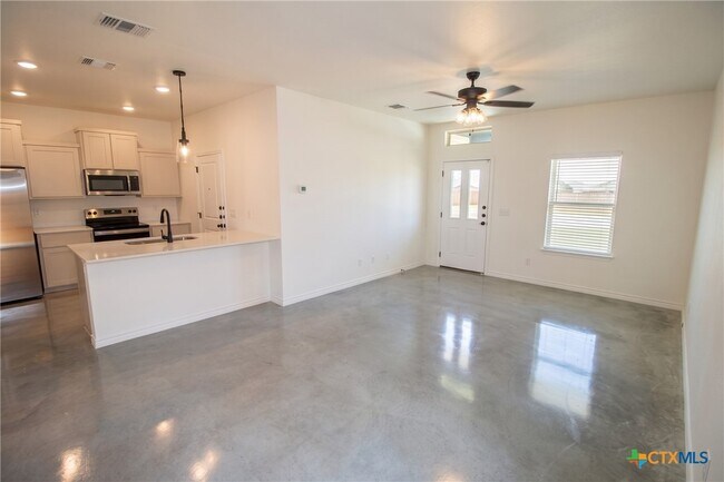 Building Photo - 114 Leon Ln