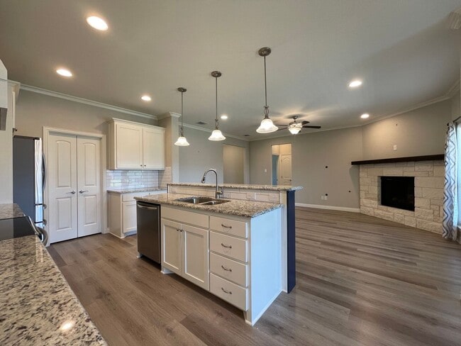 Building Photo - AVAILABLE NOW 3 BEDROOM 2 BATH WITH OFFICE...