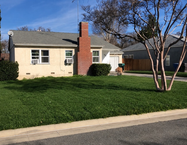 Charming Home in the well-established Riverside neighborhood! - Charming Home in the well-established Riverside neighborhood!