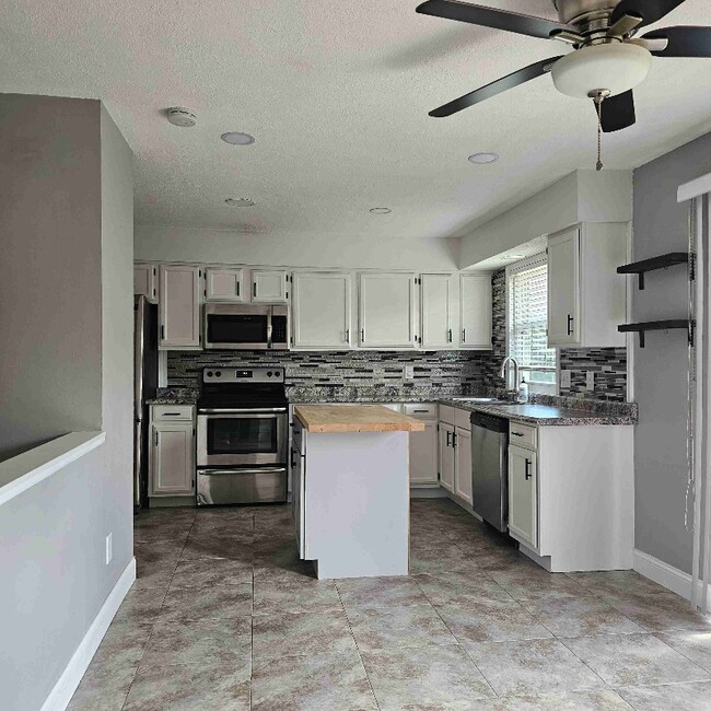 Foto del edificio - 3044 Willow Bend Dr