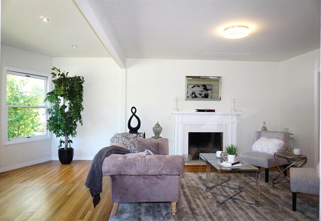 Foto del edificio - 2408 Hillside Dr