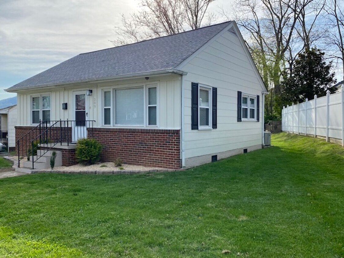Primary Photo - 2 Bedroom / 1 Bath Cottage Kingsport, TN