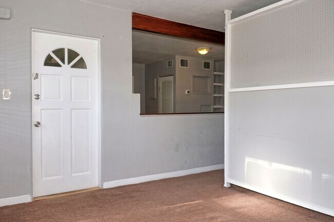 Building Photo - Cute Duplex near Downtown Available Now!