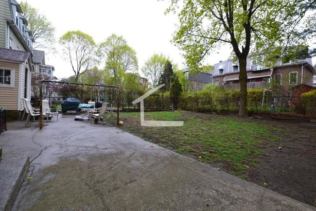 Building Photo - No Brokers Fee, In-Unit Washer and Dryer, Pets Friendly Unit, Eat-in Kitchen, Backyard