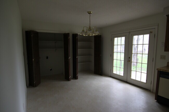 Foto del edificio - 4 Bedroom Pet Friendly Home For Rent Near Post!