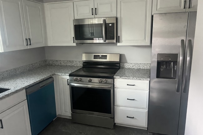 Building Photo - 3027 Cedaridge Dr