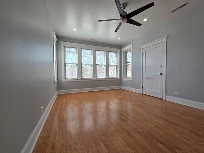 Foto del edificio - 5434 W Drummond Pl