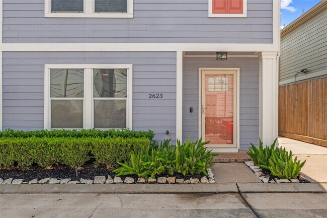 Foto del edificio - 2623 Woodridge Cove Dr