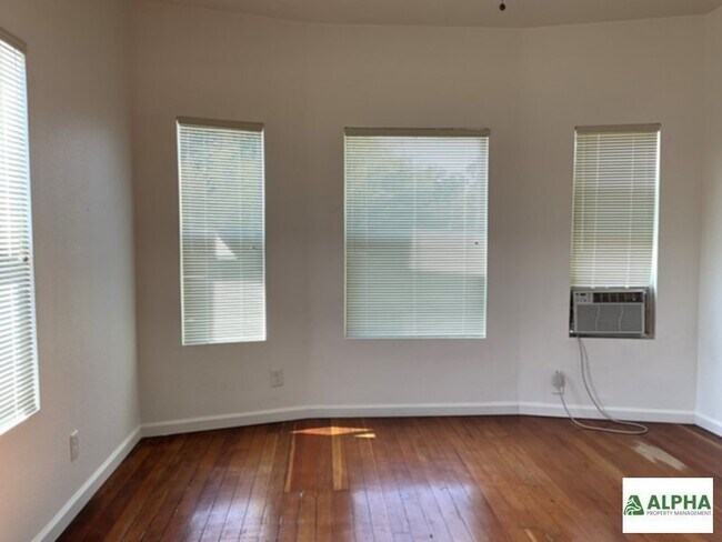 Building Photo - Nice clean house