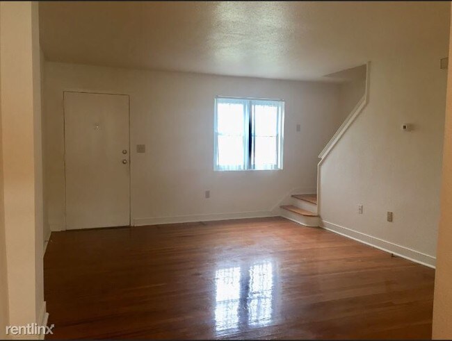 Building Photo - 2 br, 1 bath Townhome - 6 Chartom ct.