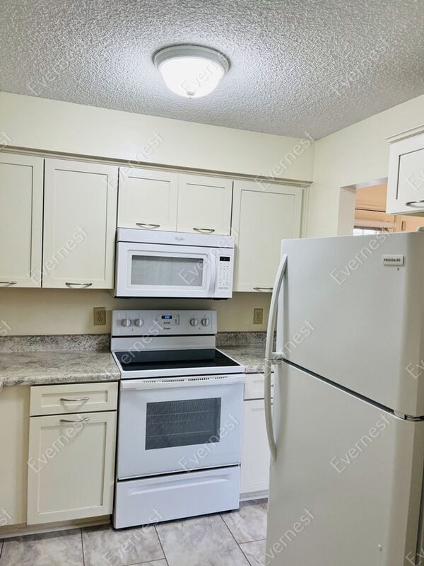 Foto del edificio - 758 Fox Ridge Dr