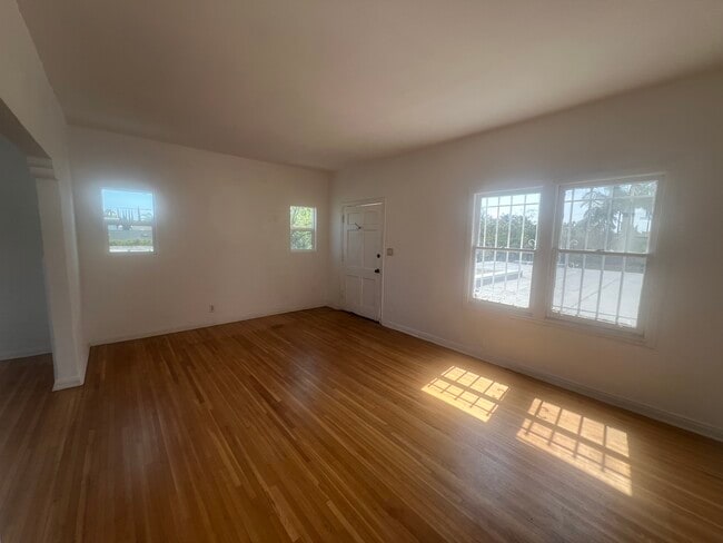 entrance way - 800 N Mansfield Ave