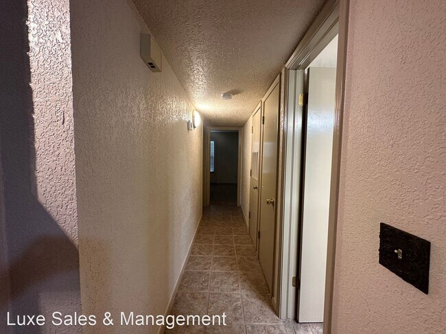 Building Photo - 2 br, 2 bath House - 3200 W. Britton Rd Un...