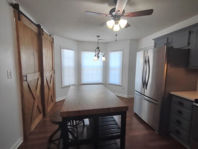 Foto del edificio - Beautiful Brick Ranch located in Cinnamon ...