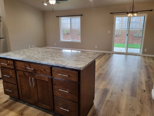 Foto del edificio - 3 bed 2 bath  Home for Rent in Grants Pass