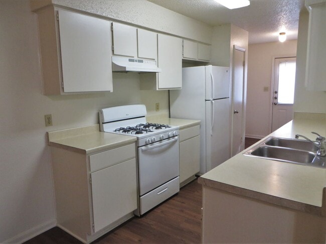 Building Photo - 705