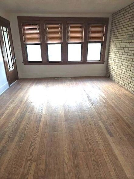 Foto del edificio - 15210 S State St