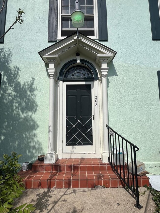 Building Photo - 208 E 31st St