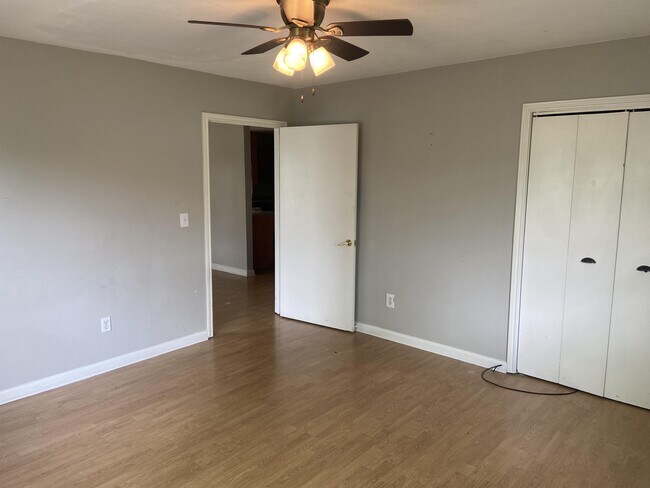 Building Photo - 5837 Perry Ln