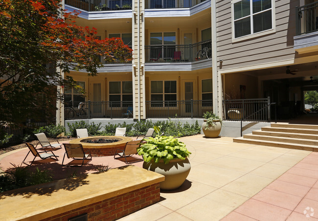 Patio del edificio 1 - The Greens at Centennial Campus