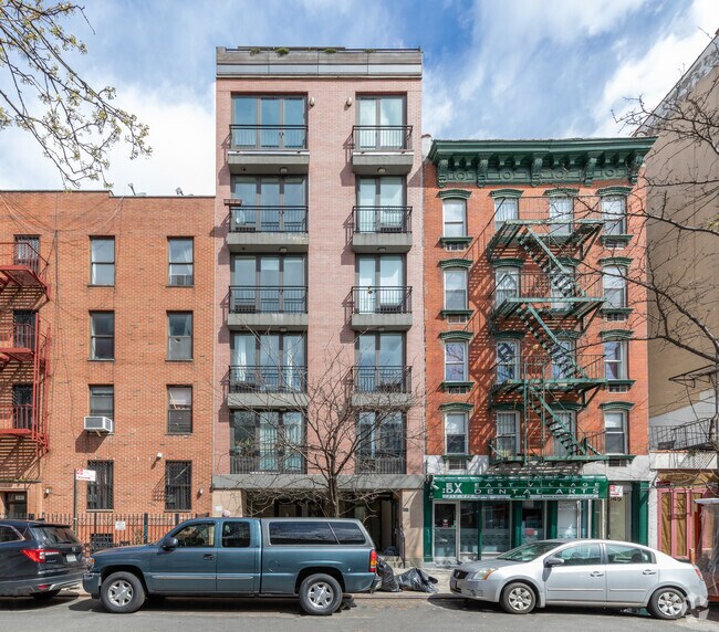 Building Photo - 643 E 11th St