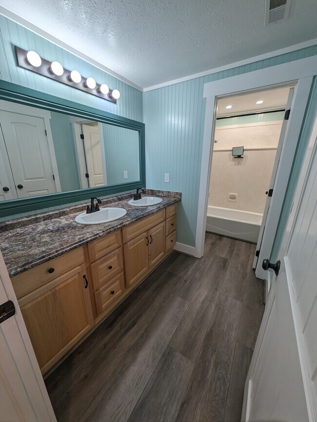Baño compartido - 1621 N 2600 W