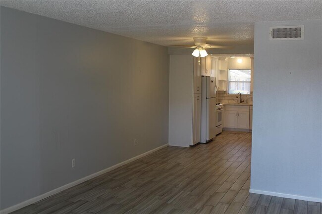Foto del edificio - 1016 W Tri Oaks Ln