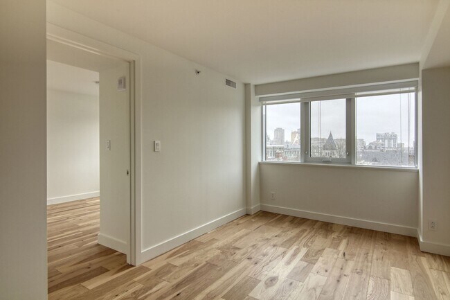 Building Photo - 3460 Rue Peel
