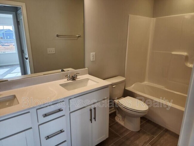 Building Photo - 330 Deercroft Dr
