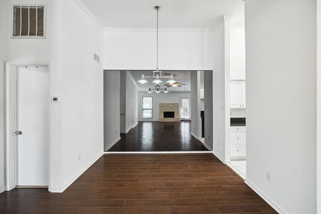 Building Photo - 2425 Augusta Dr