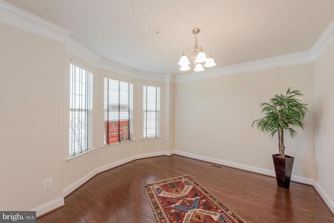 Building Photo - 5940 Talbot Dr