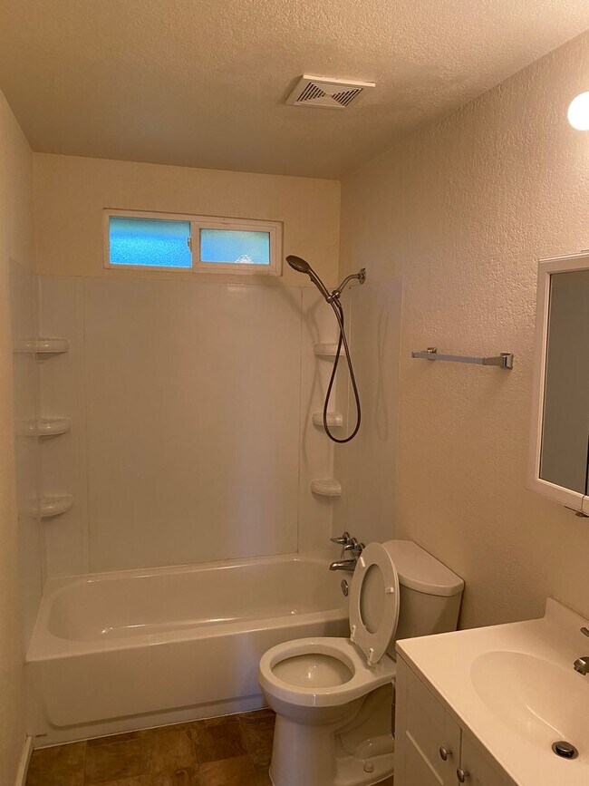 Foto del edificio - Government Way Triplex