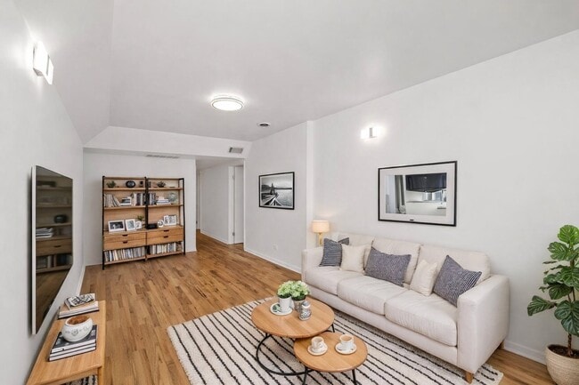 Foto del edificio - 1739 W Beach Ave