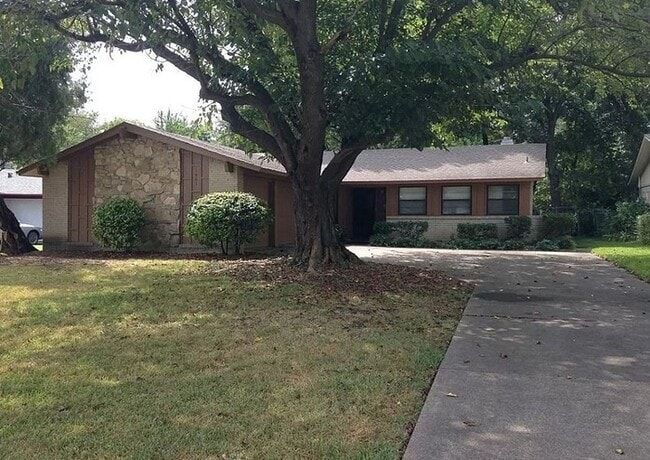 Building Photo - 1401 Wisteria Way