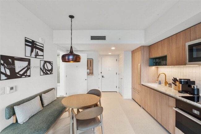 Building Photo - 601 NE 1st Ave