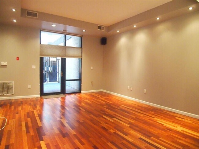 Foto del edificio - 700 1st St