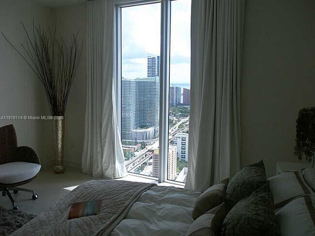Foto del edificio - 185 SW 7th St