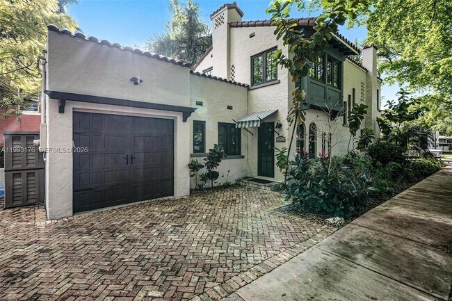 Foto del edificio - 447 Giralda Ave