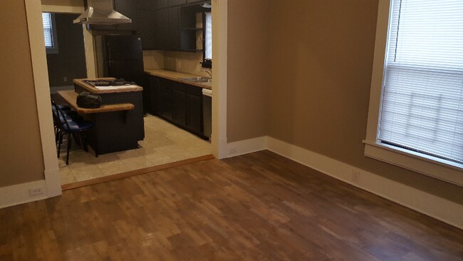 Building Photo - 702 S Olympia Ave