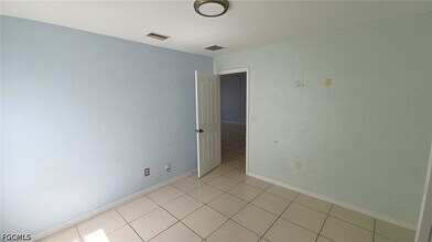Building Photo - 932 Dobbins St E