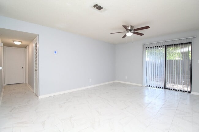 Building Photo - Updated 2BR/2BA 1st-Floor Condo – Convenie...