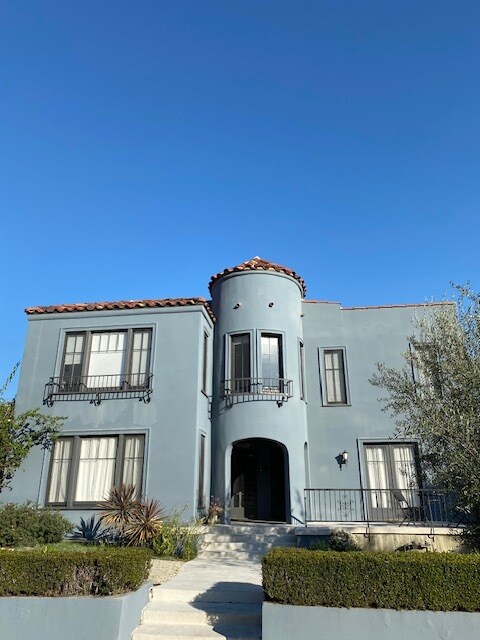 La unidad abierta está arriba, al sur/derecha. - 612 N Plymouth Blvd