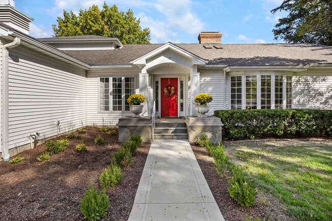 Building Photo - 7 Greencroft Dr
