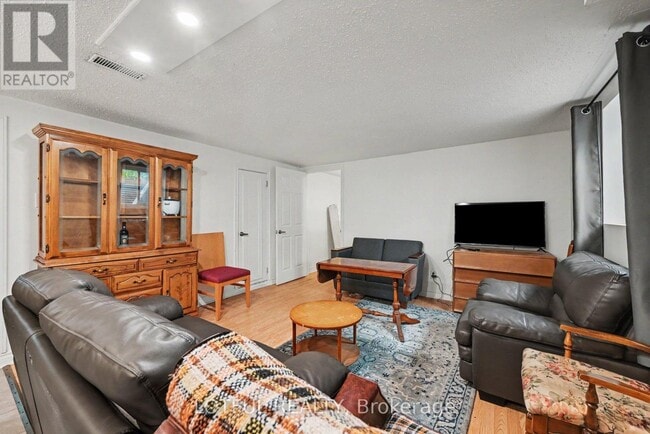 Building Photo - 2427 Ave du Chasseur