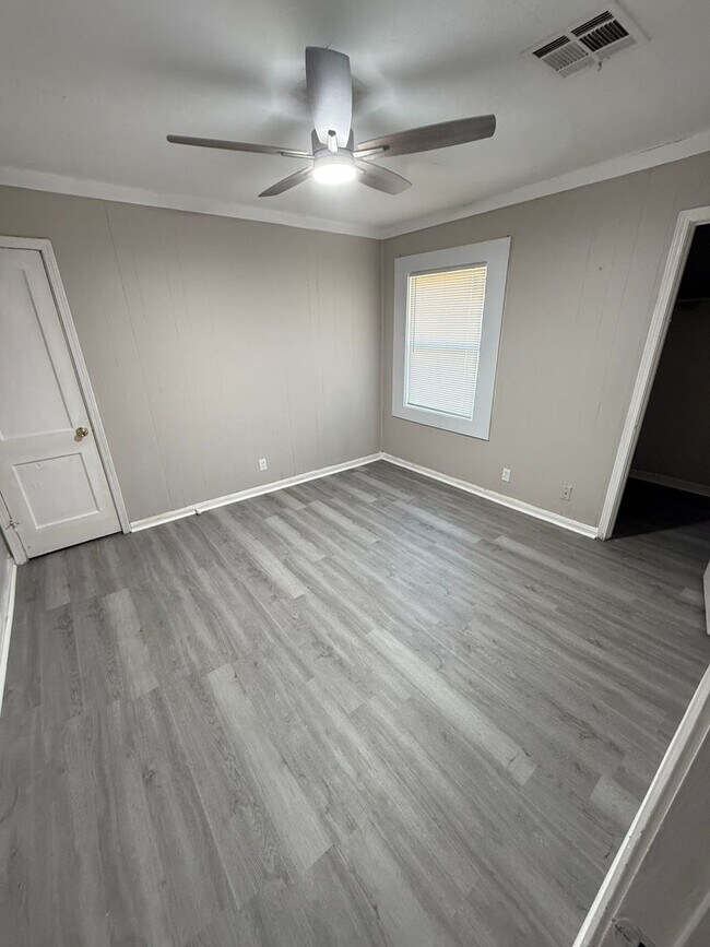 Building Photo - Spacious 3/1 available now!
