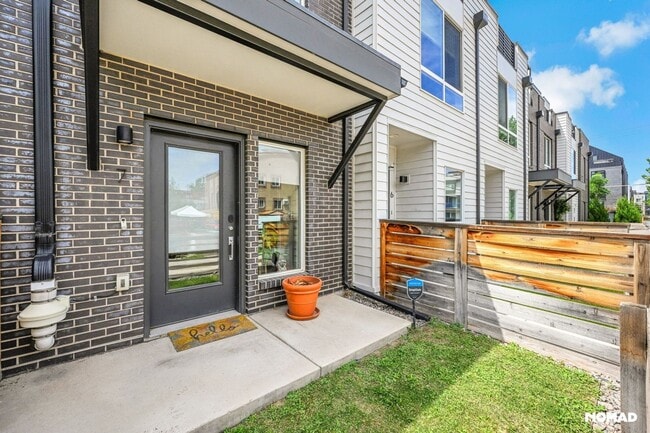 Foto del edificio - Modern 2-Bedroom Townhome with Rooftop Ret...